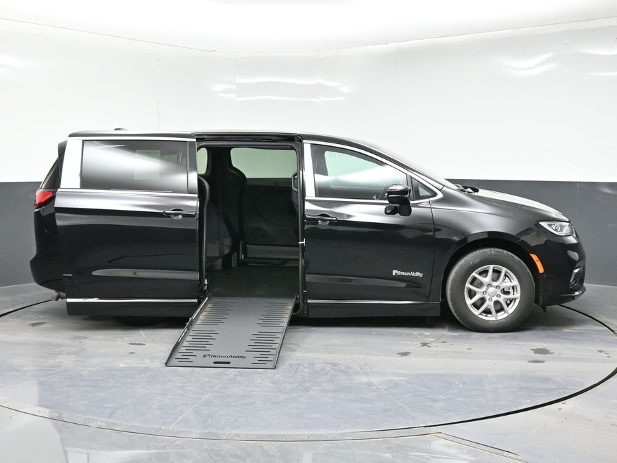 Black Chrysler Pacifica image number 7