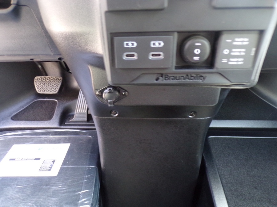 Black Toyota Sienna image number 12