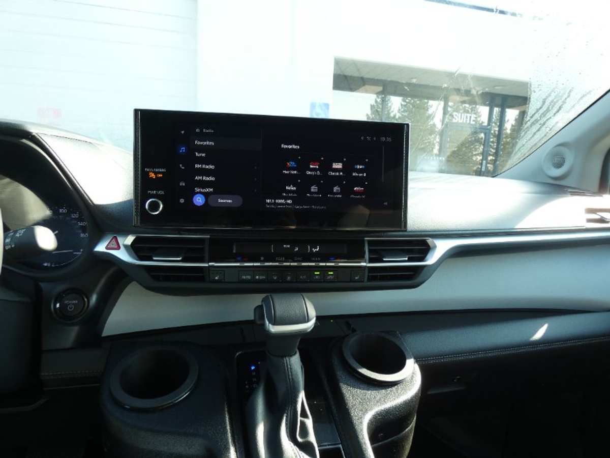 2025 TOYOTA SIENNA - Image 3