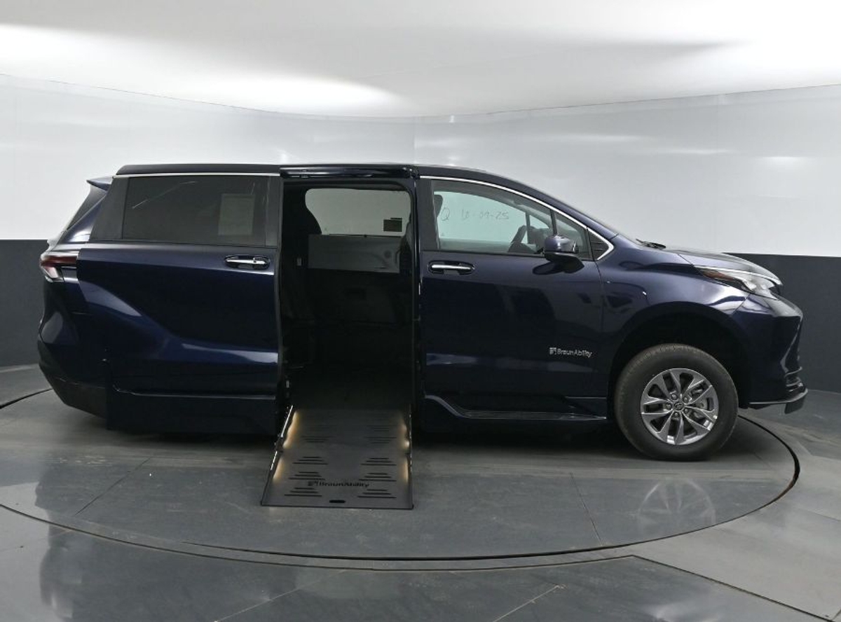 2025 TOYOTA SIENNA - Image 8