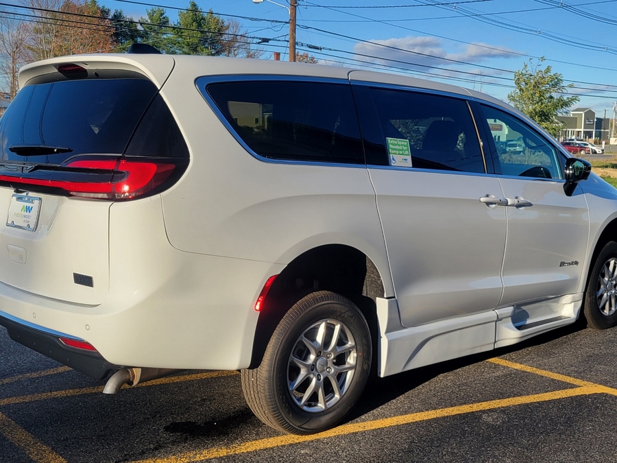White Chrysler Pacifica image number 4