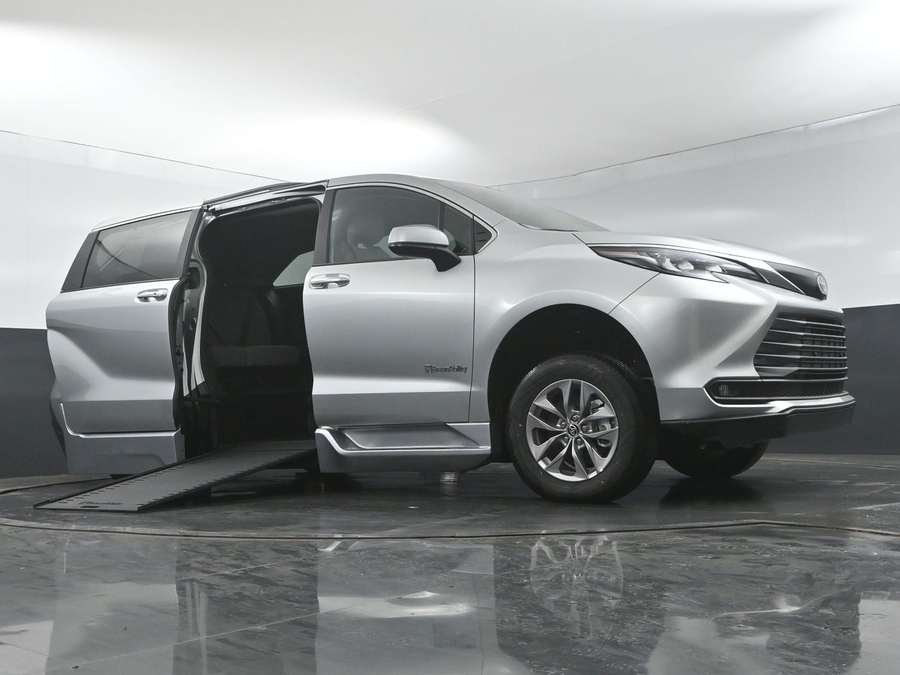New 2025 Toyota Sienna Hybrid XLE Plus - BraunAbility Side Entry Entry In Floor Automatic Ramp