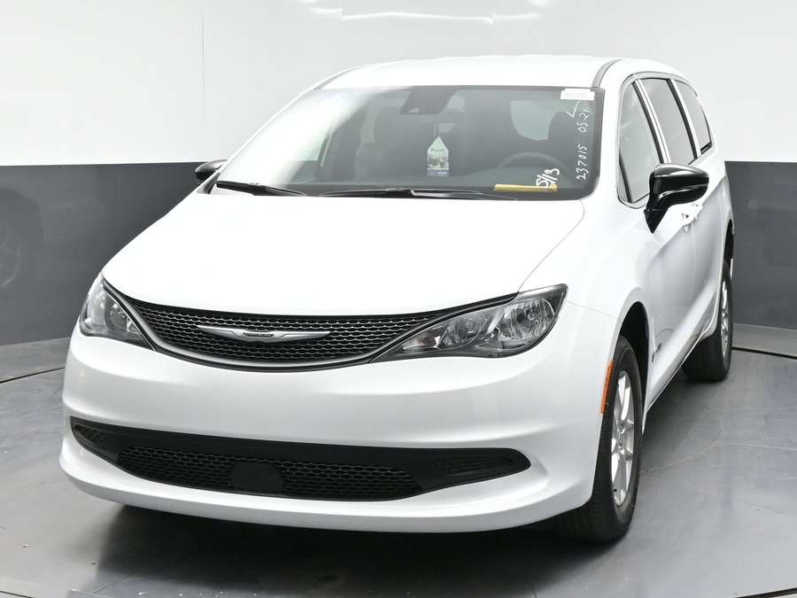 White Chrysler Voyager image number 8