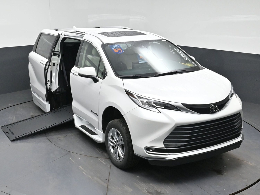 New 2026 Toyota Sienna Hybrid Limited - BraunAbility Side Entry In Floor Automatic Ramp