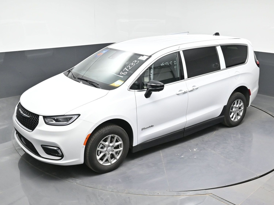 White Chrysler Pacifica image number 23