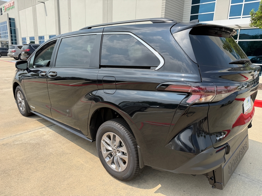 Imagen de la Toyota Sienna negra número 4