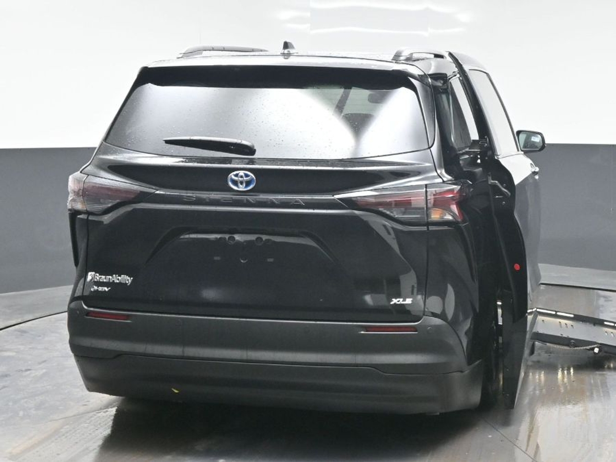 Black Toyota Sienna image number 2