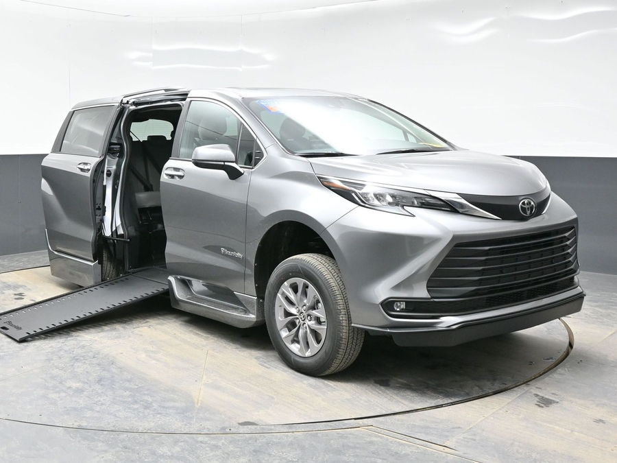 Grey Toyota Sienna image number 20