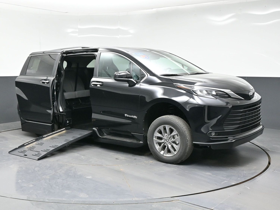 2026 Toyota Sienna XLE 7-Passenger Hybrid FWD's photo