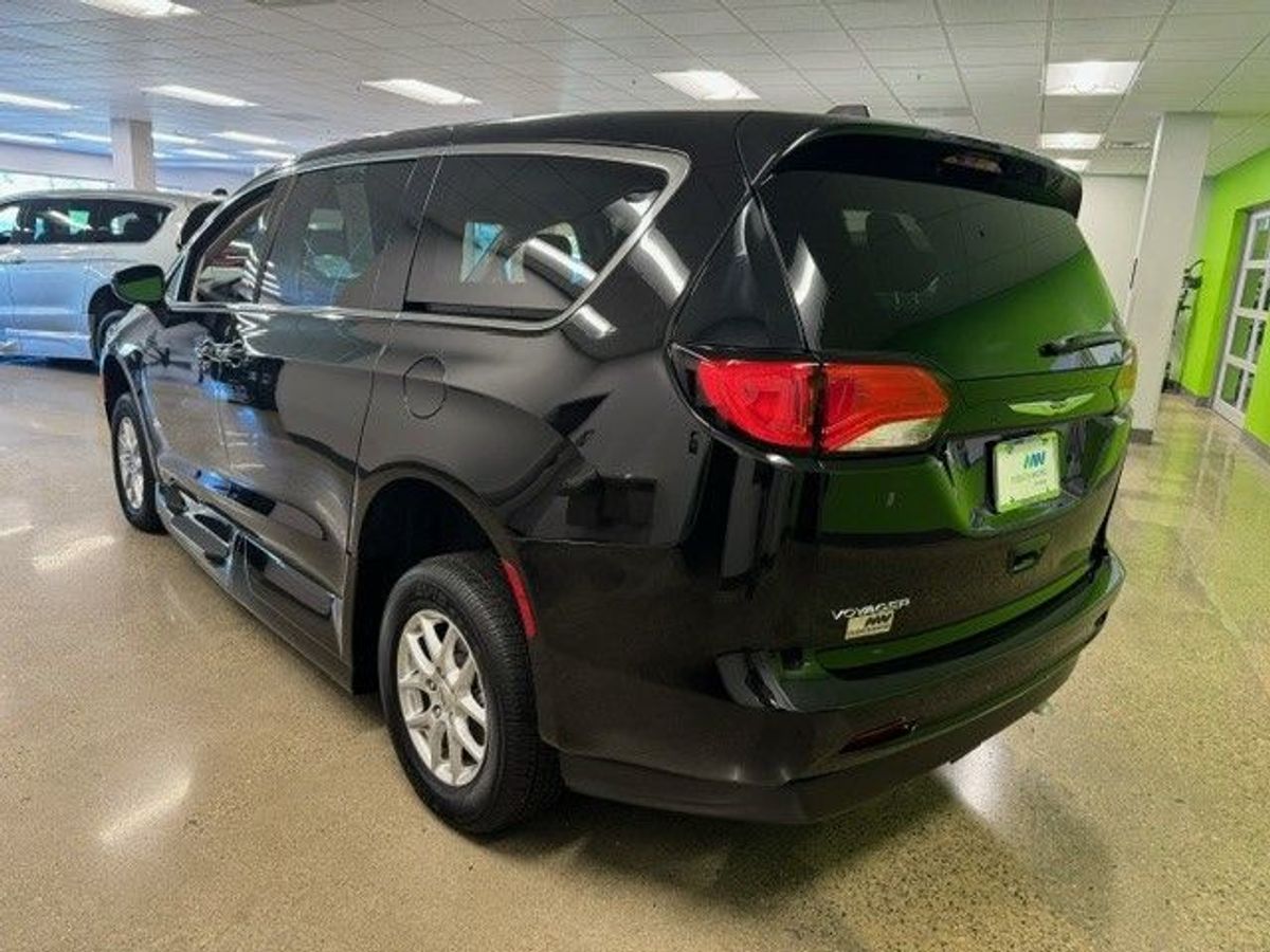 2024 CHRYSLER VOYAGER - Image 4