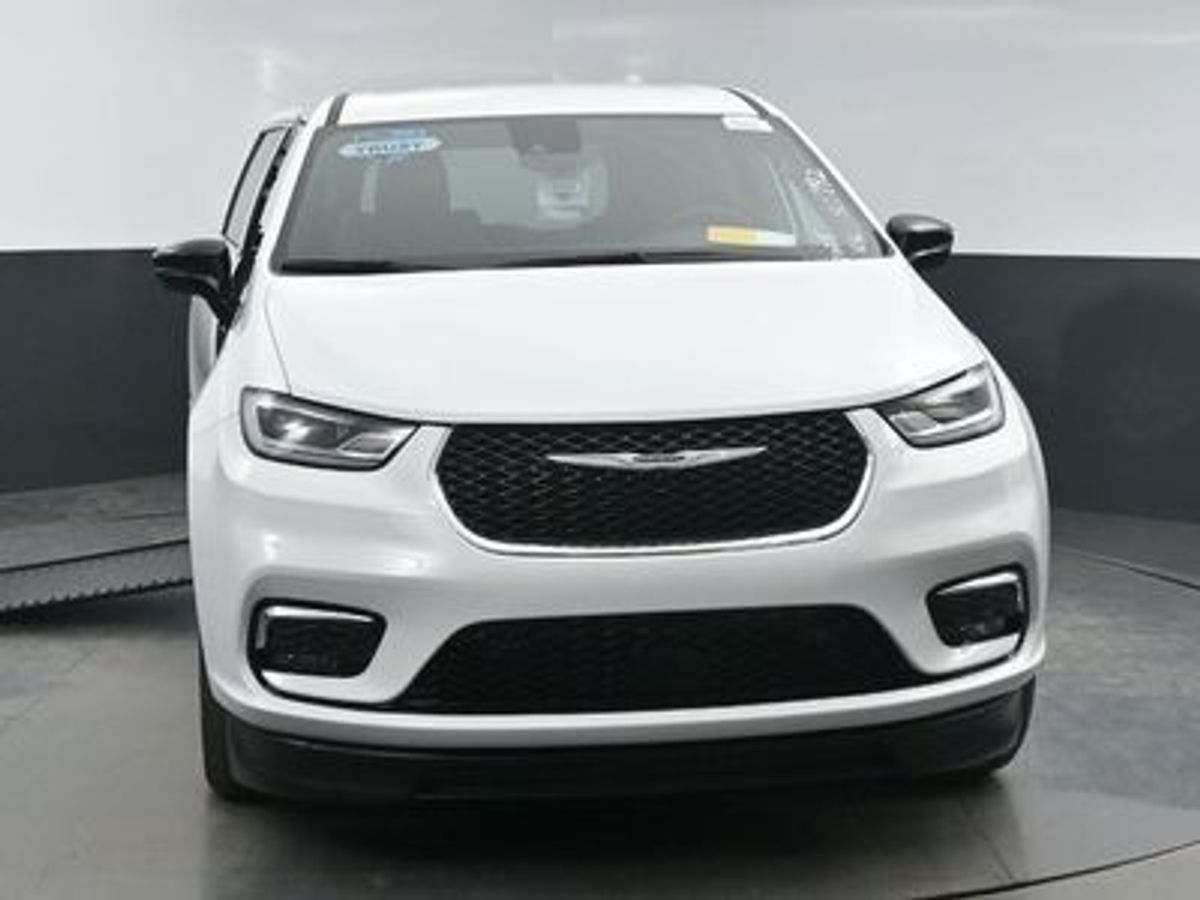 2025 Chrysler Pacifica photo 2
