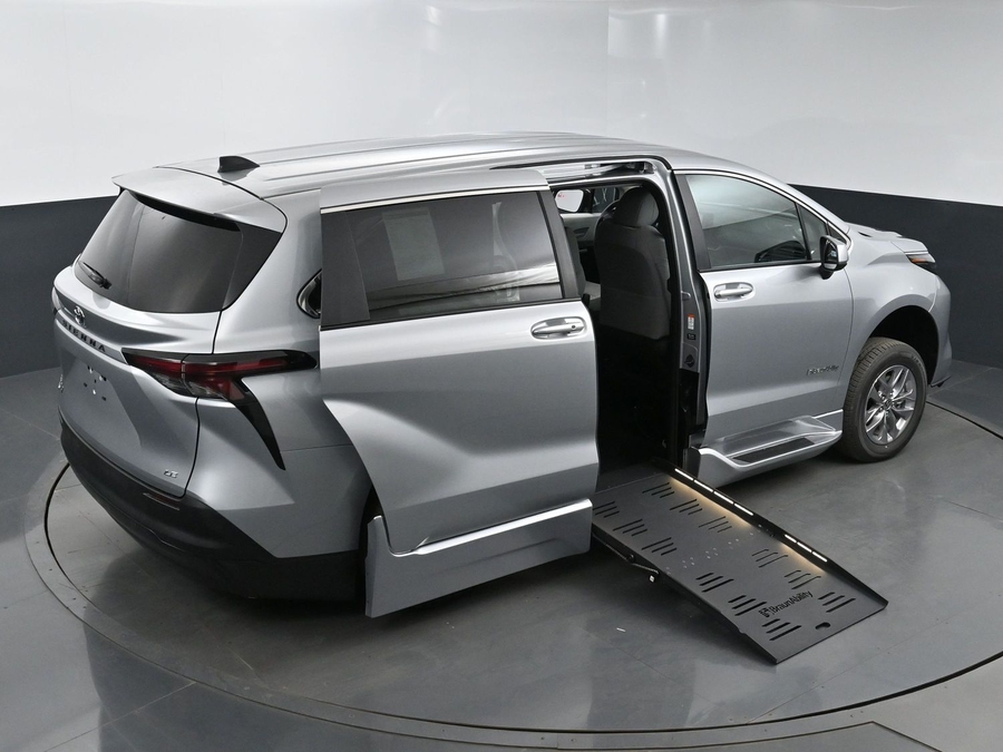 New 2025 Toyota Sienna Hybrid LE - BraunAbility Side Entry Entry Fold Out Automatic Ramp