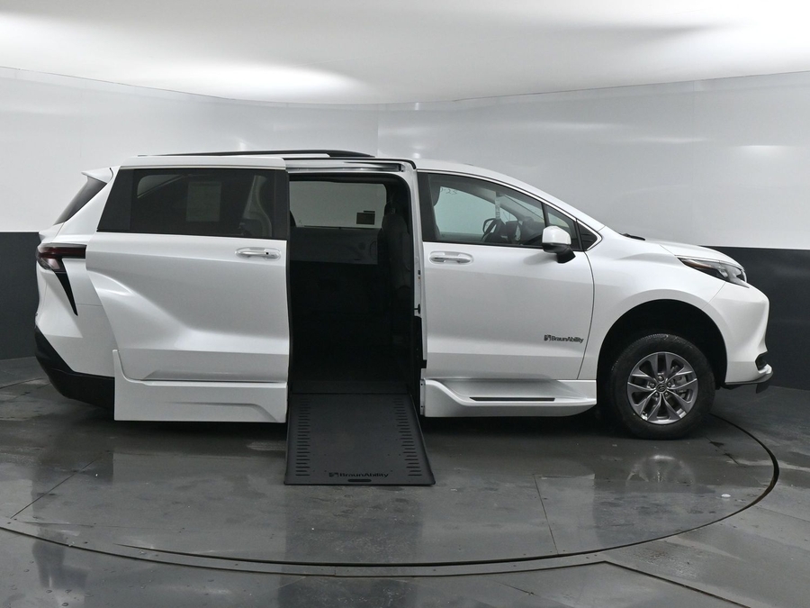 New 2025 Toyota Sienna Hybrid XLE Plus - BraunAbility Side Entry Entry In Floor Automatic Ramp