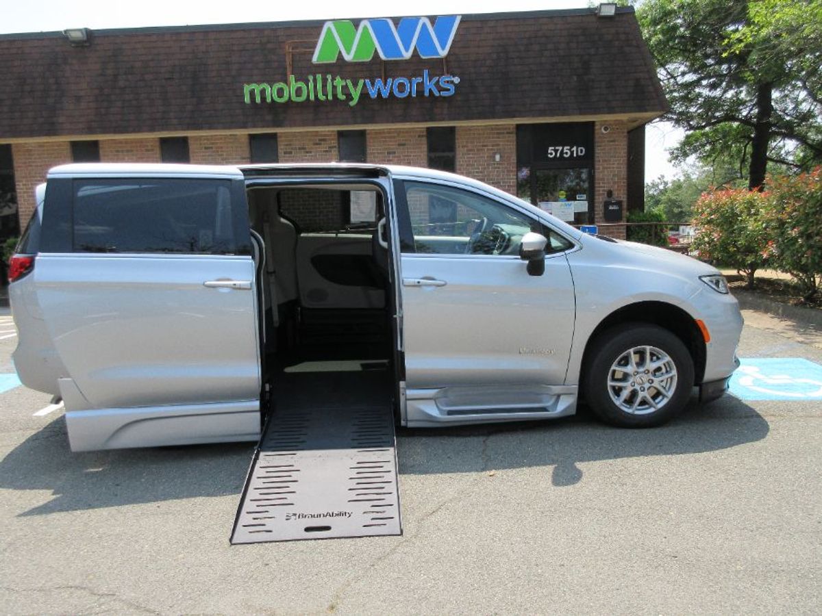 Silver Chrysler Pacifica image number 1