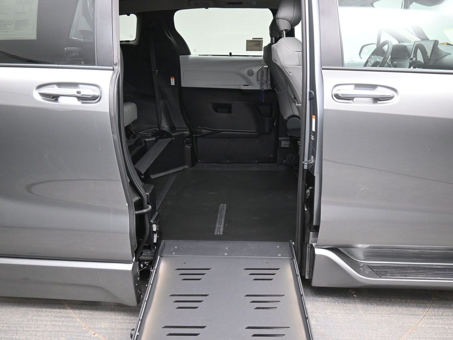 Grey Toyota Sienna image number 10