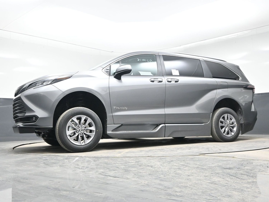 Grey Toyota Sienna image number 13