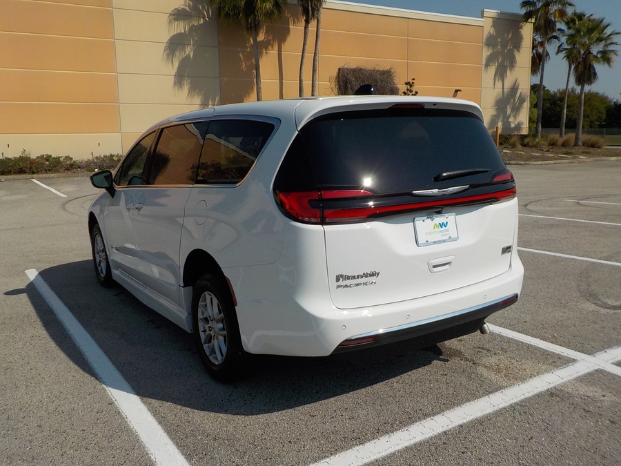 White Chrysler Pacifica image number 4