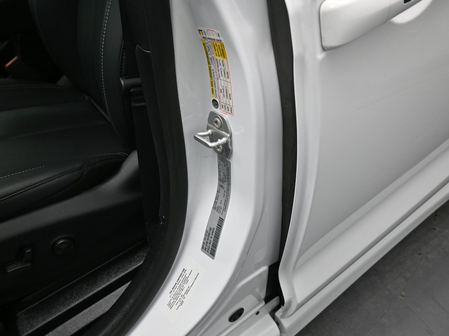 White Chrysler Pacifica image number 16