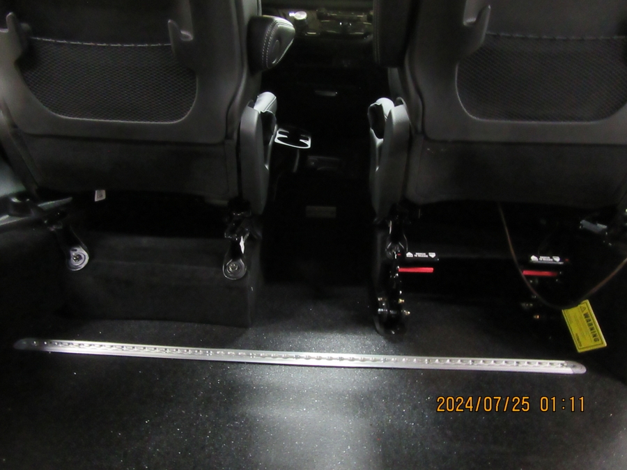 Black Chrysler Voyager image number 3