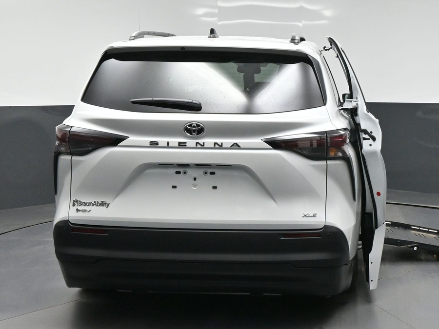 2026 Toyota Sienna XLE - Photo 9