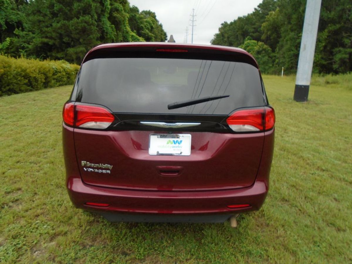 Red Chrysler Voyager image number 42