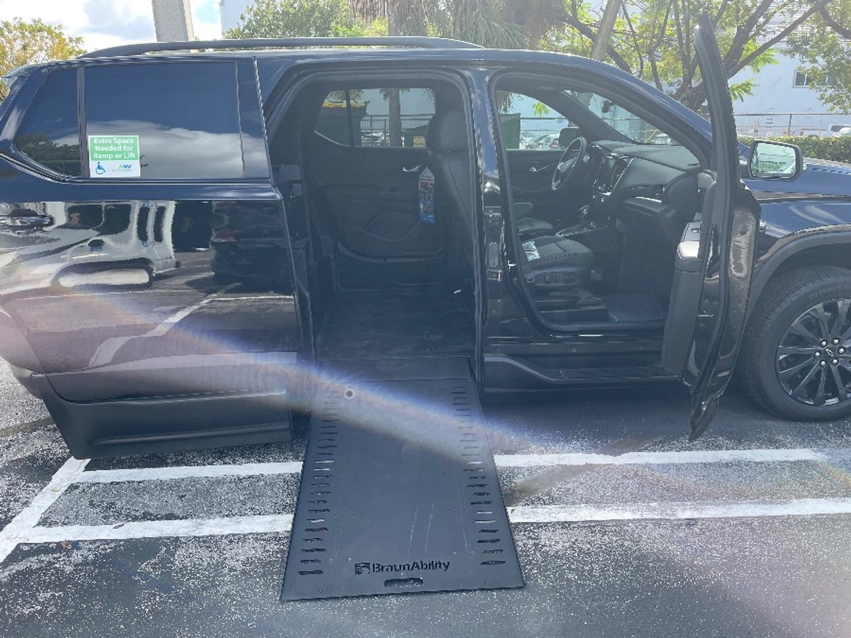 2023 CHEVROLET TRAVERSE - Image 1