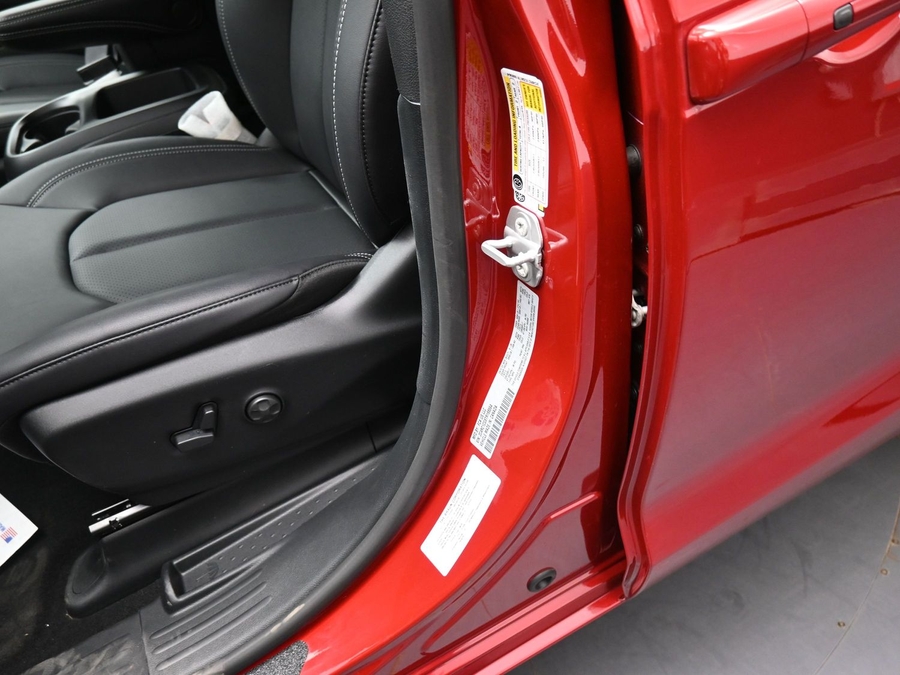 Red Chrysler Voyager image number 21