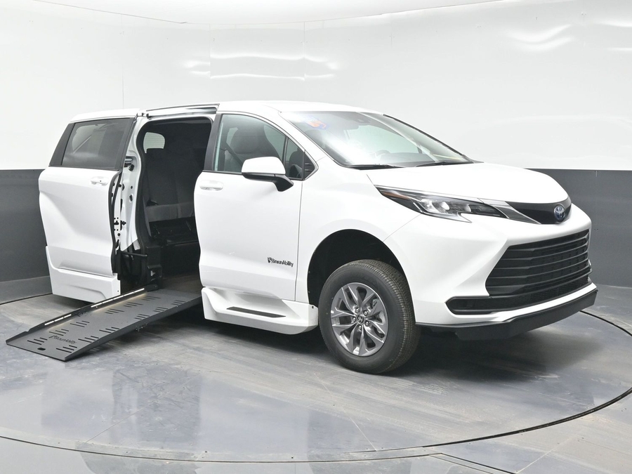 New 2025 Toyota Sienna Hybrid LE - BraunAbility Side Entry Entry Fold Out Automatic Ramp