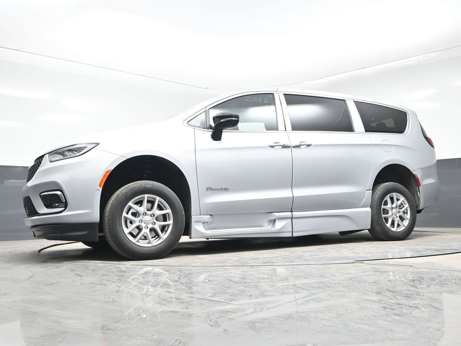 New 2026 Chrysler Pacifica Select Plus - BraunAbility Side Entry Entry In Floor Automatic Ramp