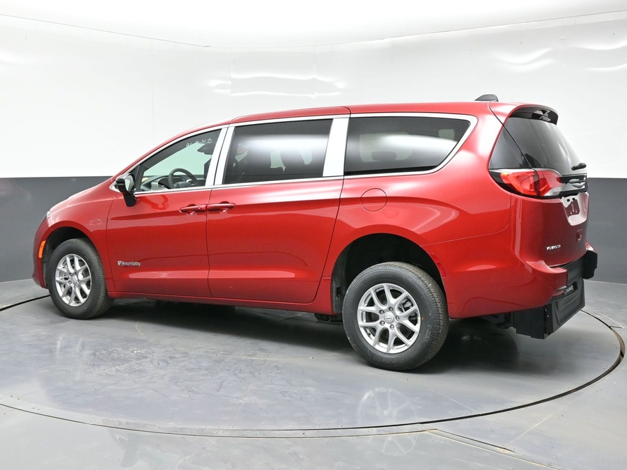 Red Chrysler Voyager image number 3