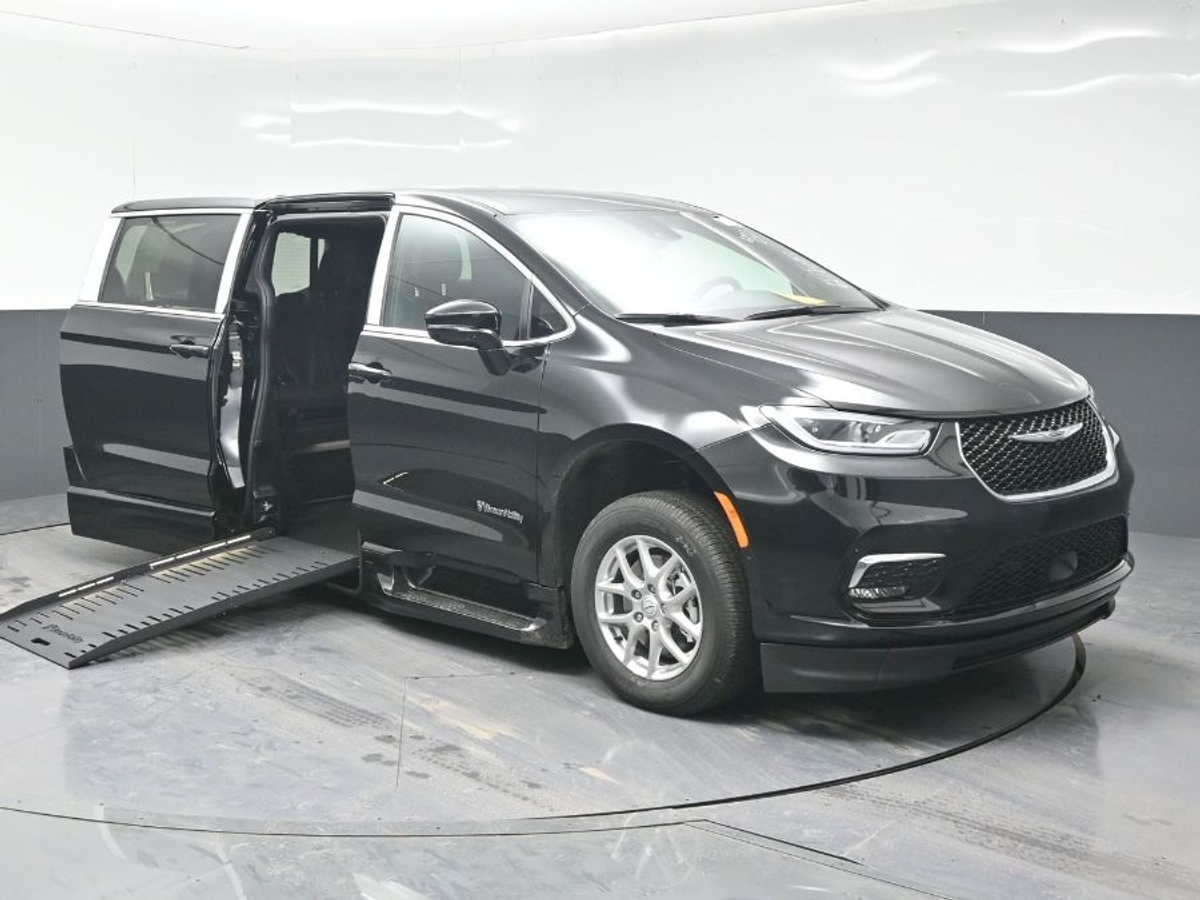2025 Chrysler Pacifica Select's photo