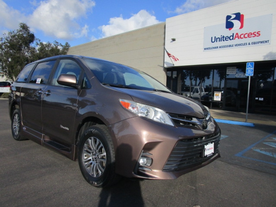 Used 2020 Toyota Sienna XLE Base - BraunAbility Side Entry Entry Fold Out Automatic Ramp