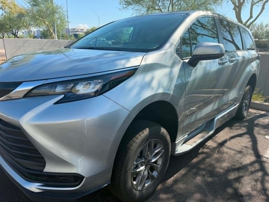 Used 2024 Toyota Sienna Hybrid LE - BraunAbility Side Entry Fold Out Automatic Ramp