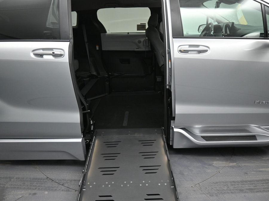 New 2025 Toyota Sienna Hybrid XLE Base - BraunAbility Side Entry Entry Fold Out Automatic Ramp