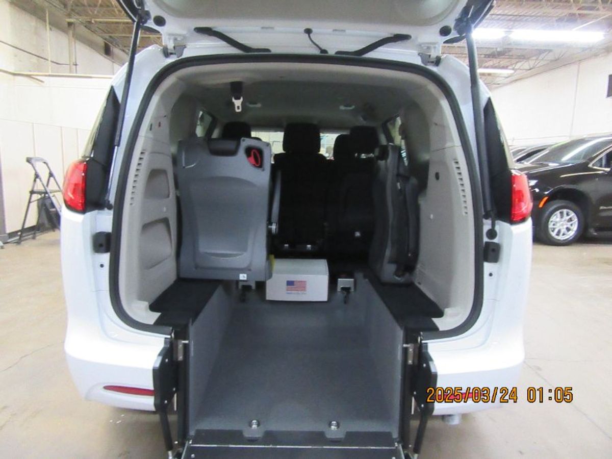 White Chrysler Voyager image number 3