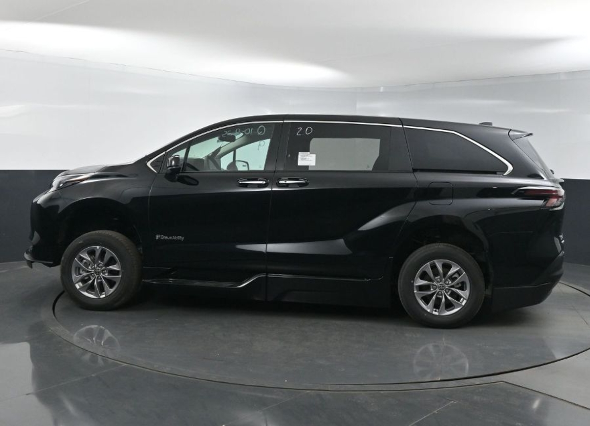 2025 TOYOTA SIENNA - Image 4