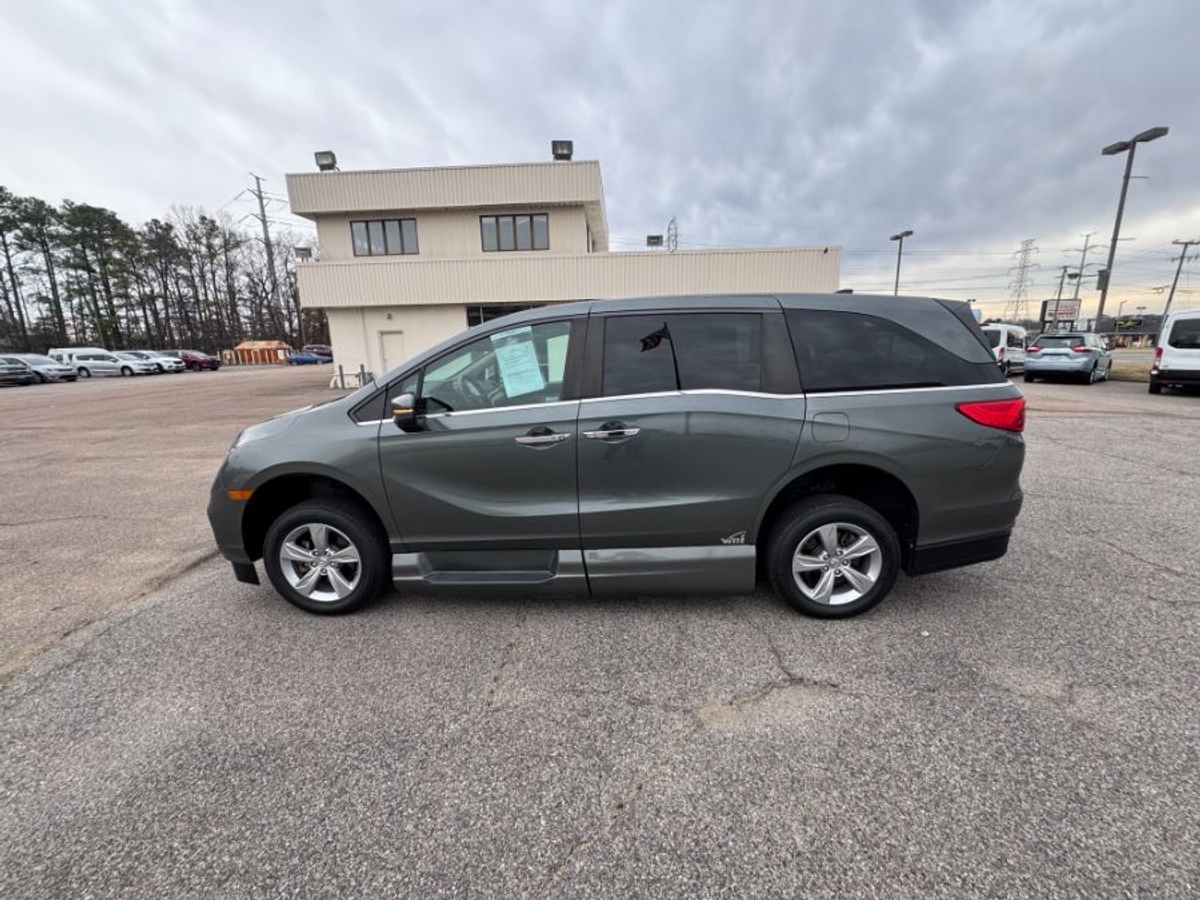  Honda Odyssey with Side Entry Automatic In Floor ramp