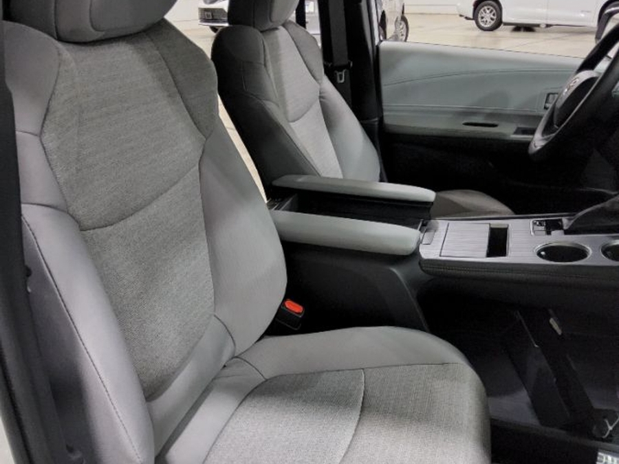 White Toyota Sienna image number 15