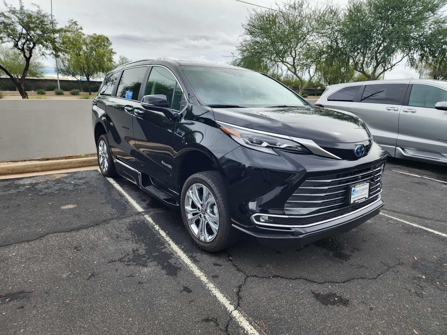 Used 2022 Toyota Sienna Hybrid Platinum - BraunAbility Side Entry Entry Fold Out Automatic Ramp
