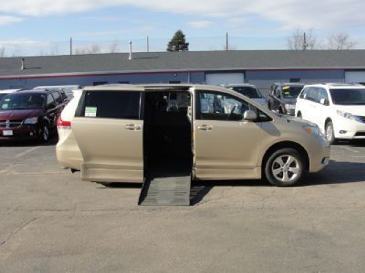 2011 Toyota Sienna LE's photo