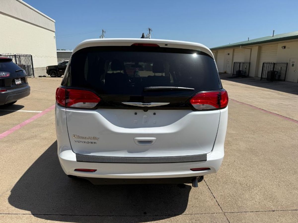 White Chrysler Voyager image number 5