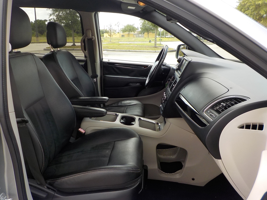 Silver Dodge Grand Caravan image number 15