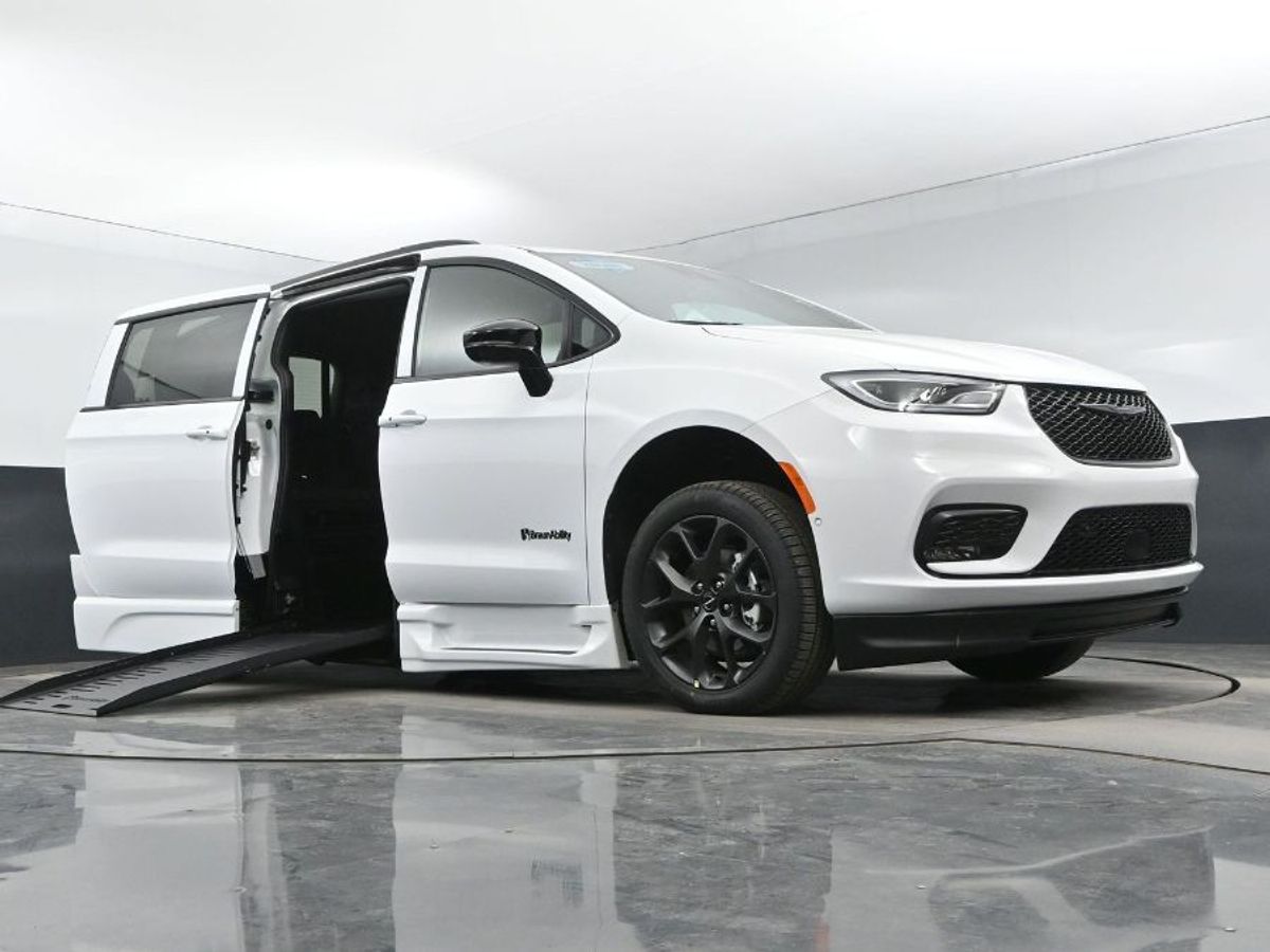 White Chrysler Pacifica image number 10