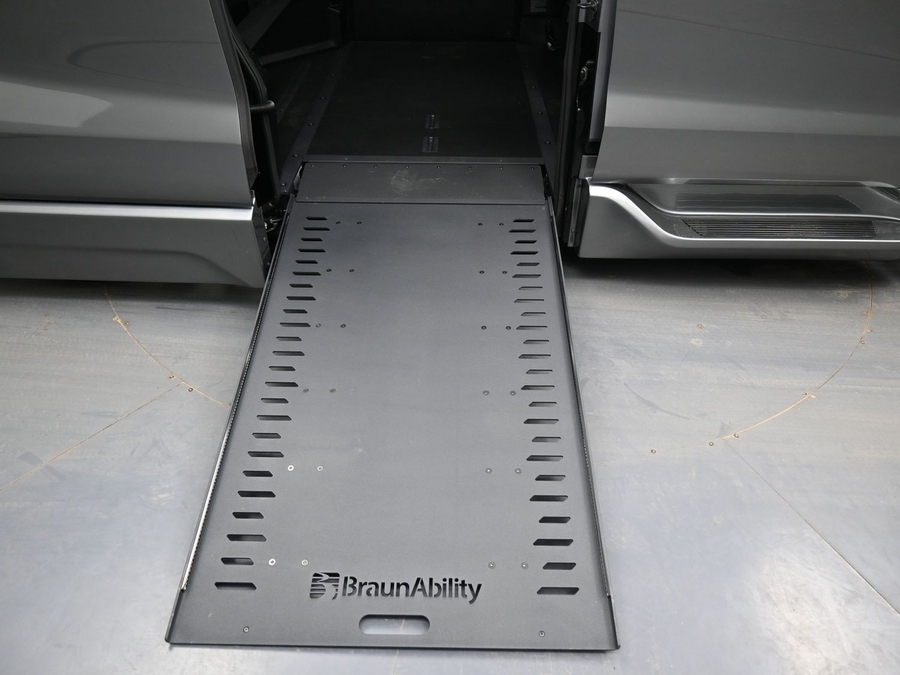 Grey Toyota Sienna image number 9