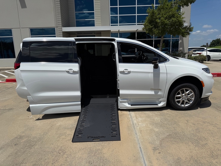 White Chrysler Pacifica image number 8