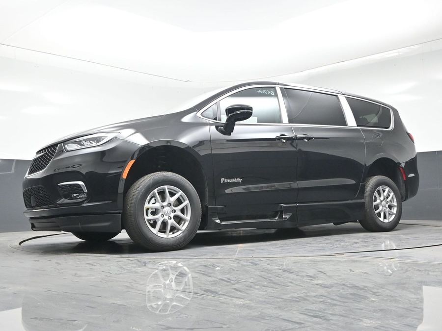 New 2026 Chrysler Pacifica Select Safety - BraunAbility Side Entry Fold Out Automatic Ramp