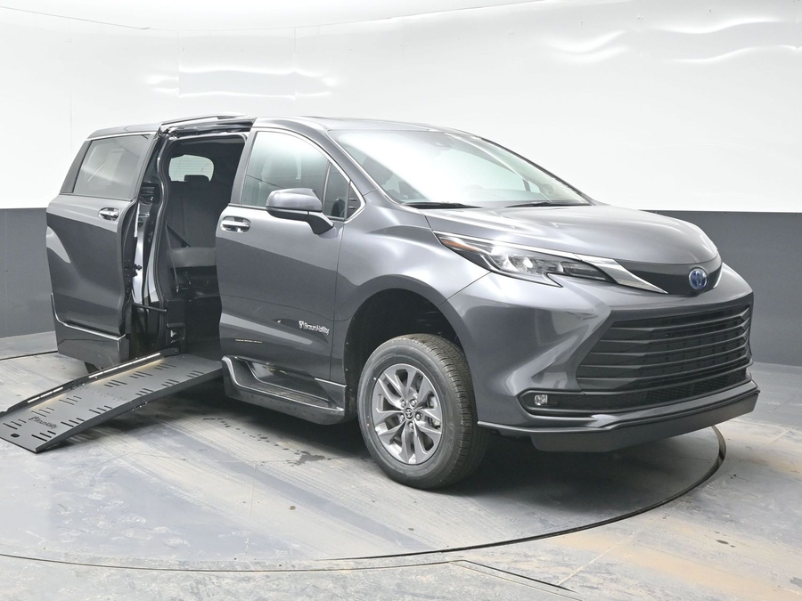New 2025 Toyota Sienna Hybrid XLE Plus - BraunAbility Side Entry Entry Fold Out Automatic Ramp