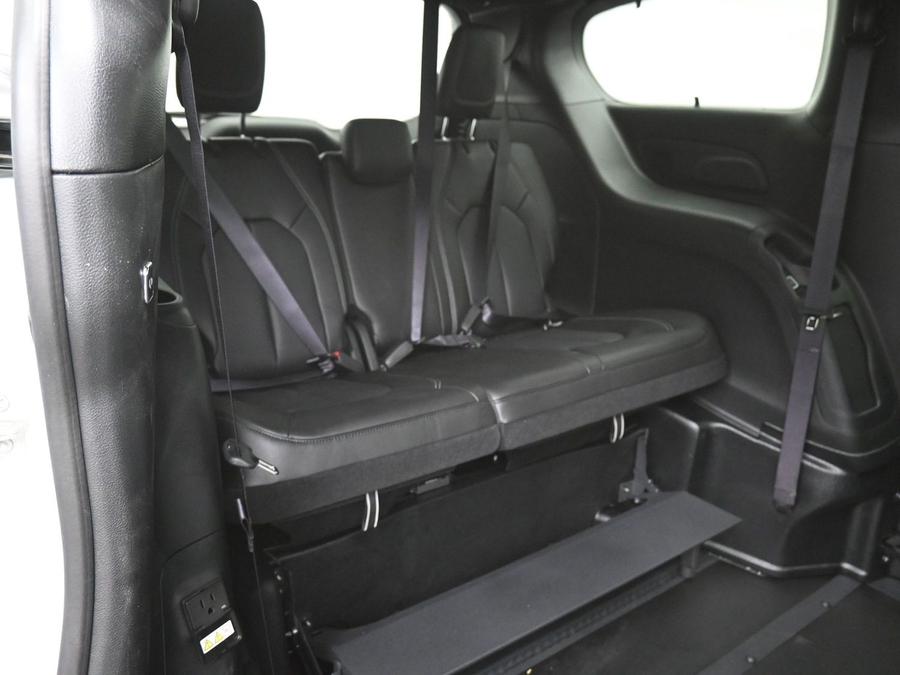 New 2025 Chrysler Pacifica Select Plus - BraunAbility Side Entry Entry In Floor Automatic Ramp