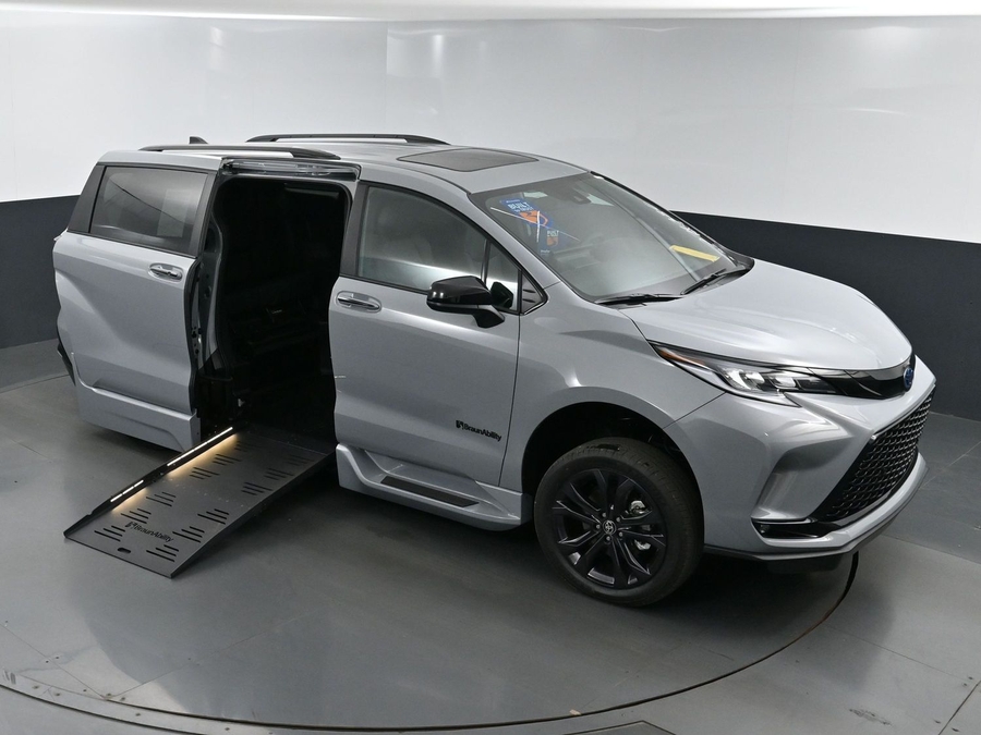 New 2025 Toyota Sienna Hybrid XSE Sport - BraunAbility Side Entry Entry Fold Out Automatic Ramp