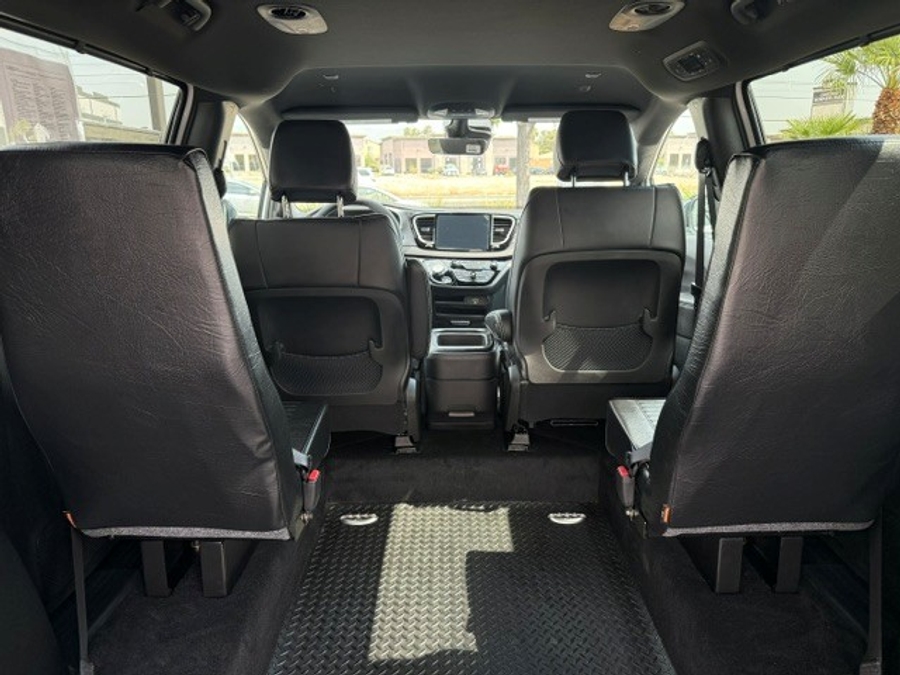 White Chrysler Voyager image number 16
